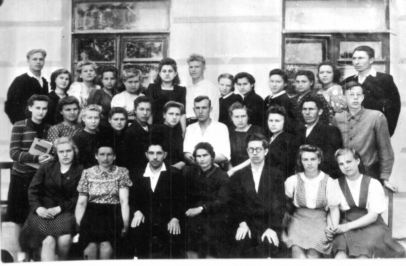 Фотография студентов 1-го курса физмата пединститута. Хабаровск, 1948