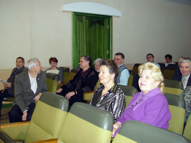 В зале друзья и коллеги юбиляра. На первом плане Л.Л. Змиевская и Л.И. Корнева.